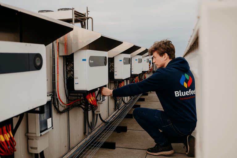 Medewerker Bluefeed voor onderhouden omvormers zonnedak