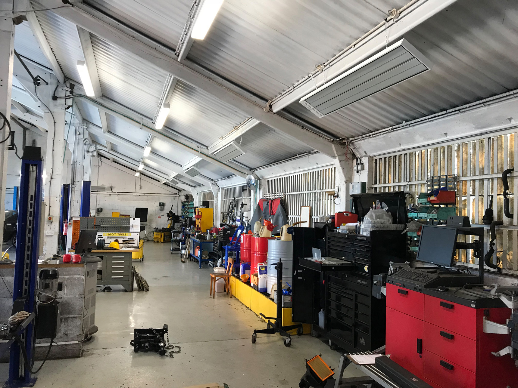 Infrarood stralers in werkplek voor plaatselijke verwarming