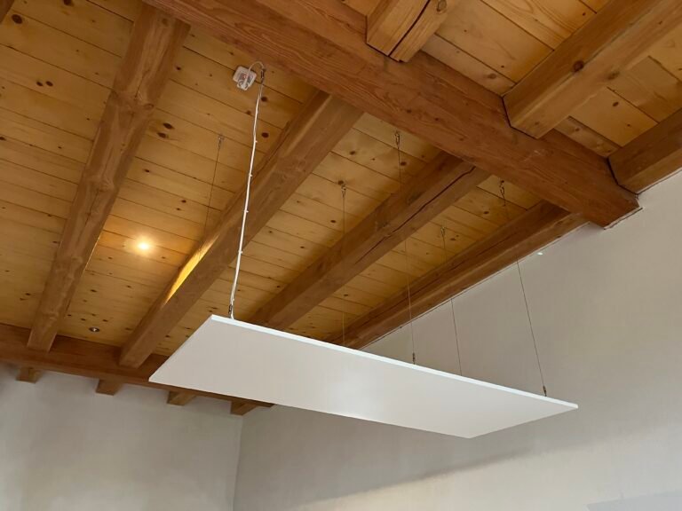 Speciale constructie ontworpen voor infrarood paneel aan hoog plafond