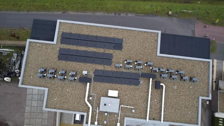 Bedrijfsdak met zonnepanelen en slimme sturing via EMS