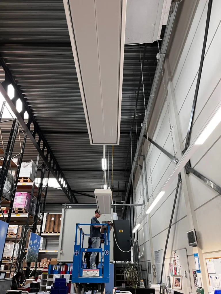 Installatie van infraroodstralers in bedrijfshal door Bluefeed installateur