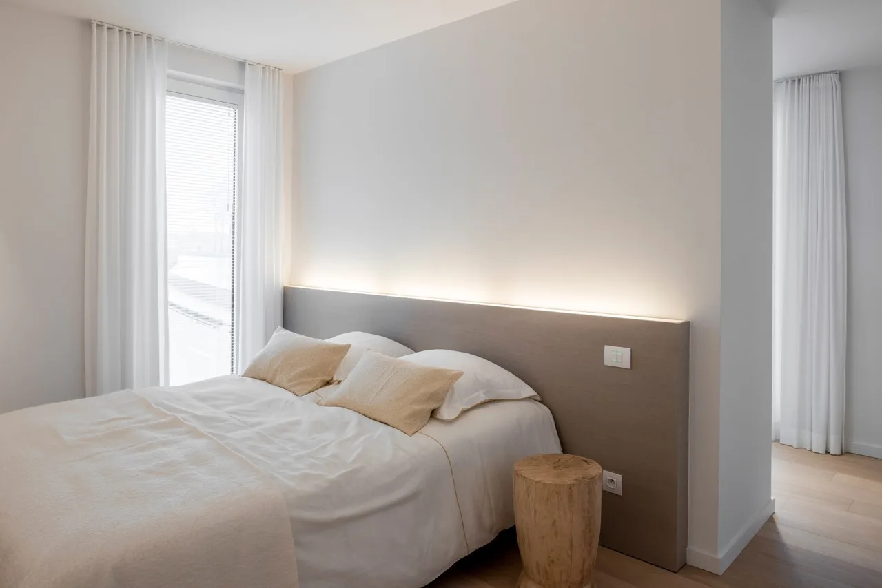 Indirecte verlichting achter het bed, slim aangestuurd met Qbus