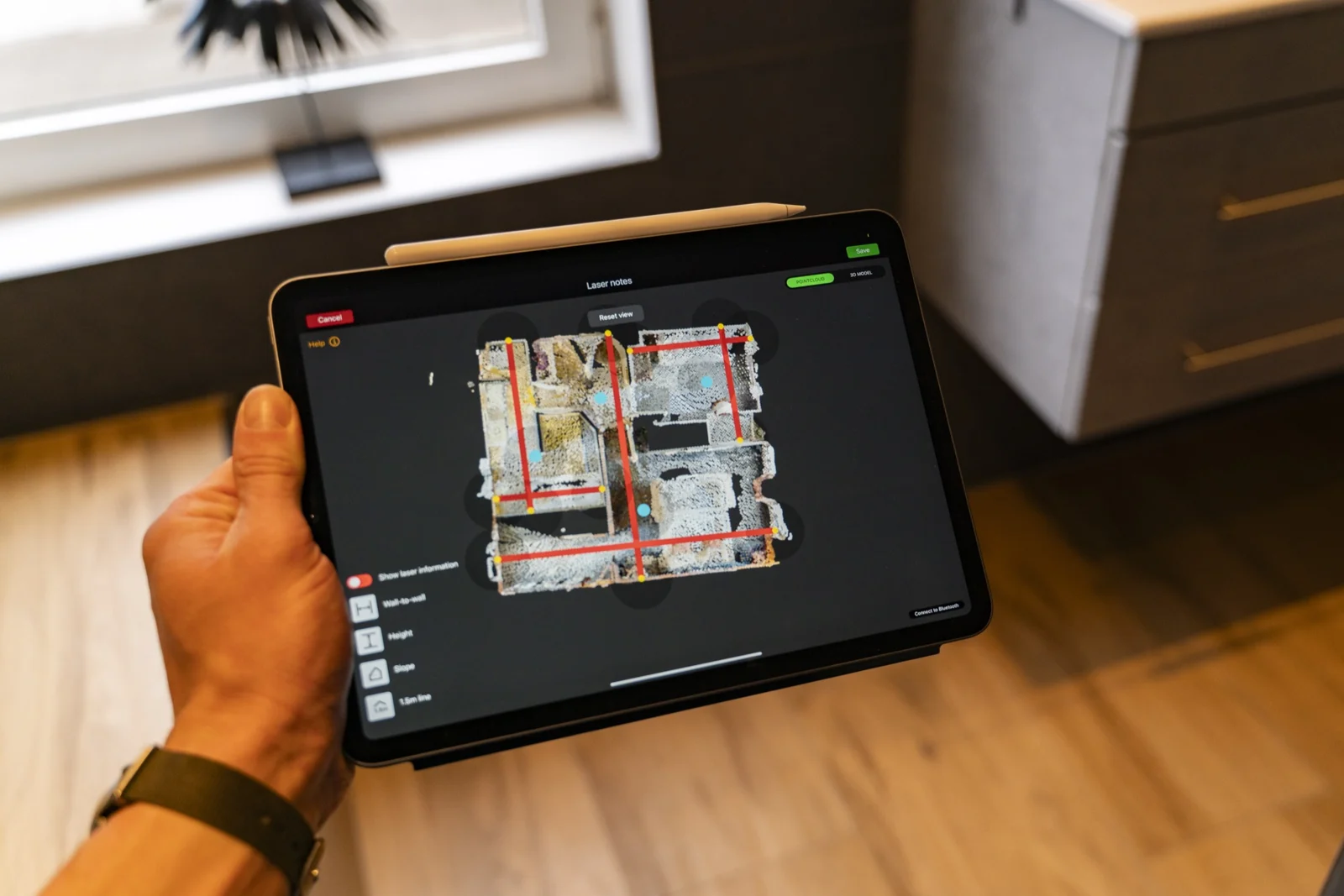 Plattegrond van een woning op een tablet tijdens een energieadvies