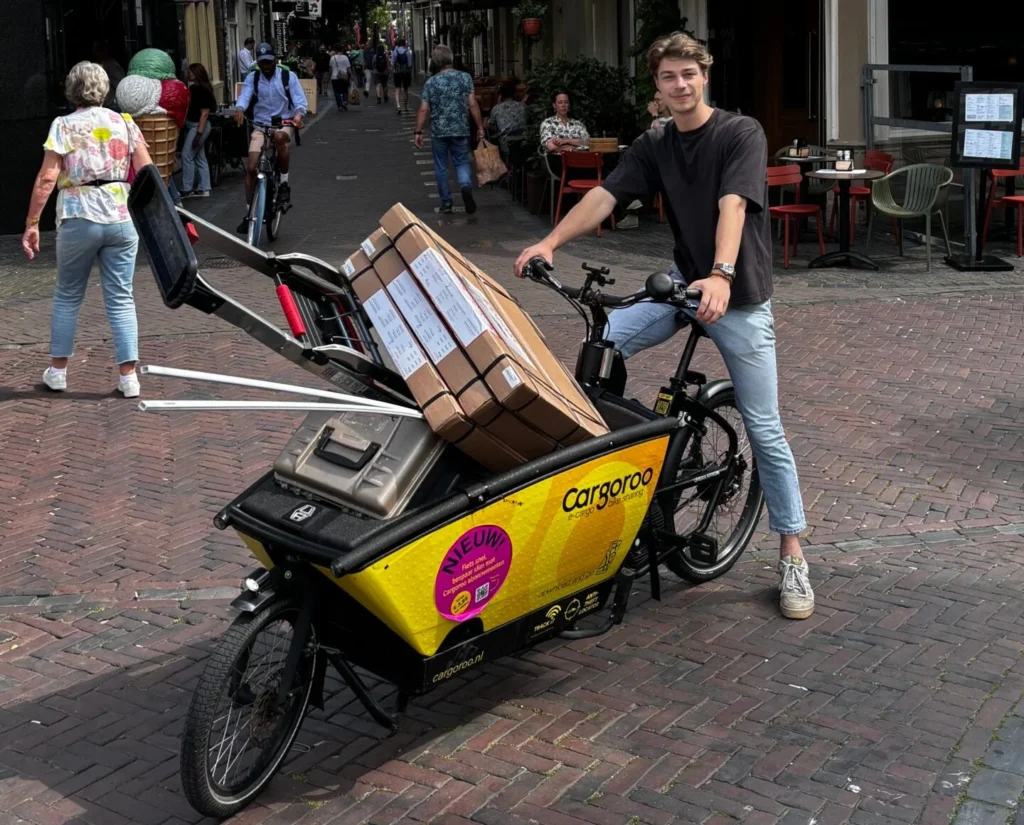 Hugo van Bluefeed met de bakfiets vol infraroodpanelen in de binnenstad van Utrecht