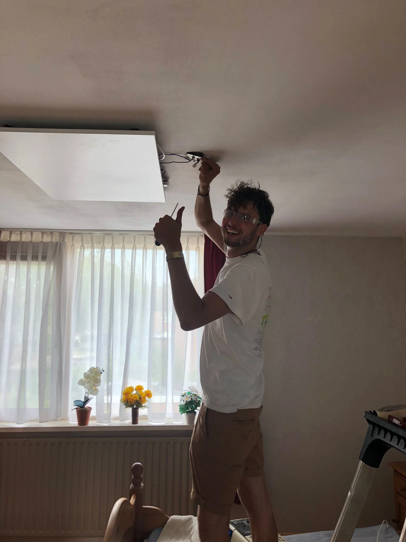 Ryan van Bluefeed sluit een infraroodpaneel aan het plafond aan