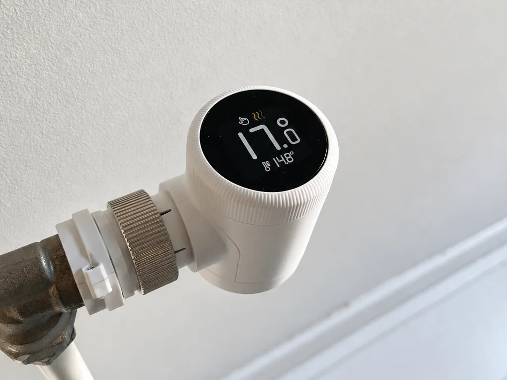 tado° X slimme thermostaat aan een witte wand